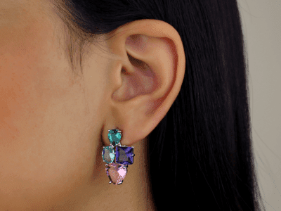 Brinco luxo com pedras coloridas facetadas banhado em ouro branco
