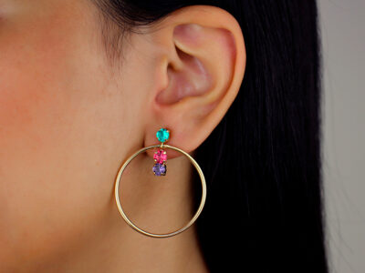 Brinco argola frontal geométrico com pedras coloridas banhado em ouro 18k