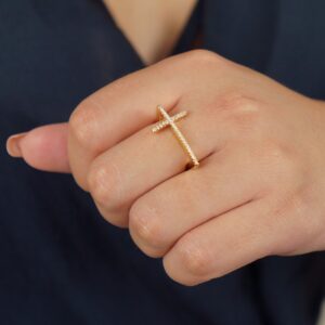 Anel cruz cravejado de microzircônias banhado em ouro 18K