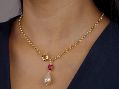 Colar com pedra rubi e pérola barroca banhado em ouro 18k