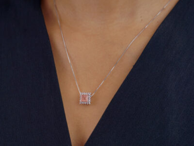 Colar pingente quadrado morganita cravejado banhado em ouro branco