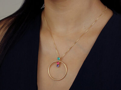 Colar geométrico com pedras coloridas banhado em ouro 18k