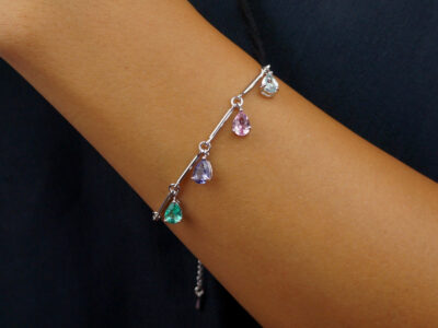 Pulseira com gotinhas coloridas banhada em ouro branco