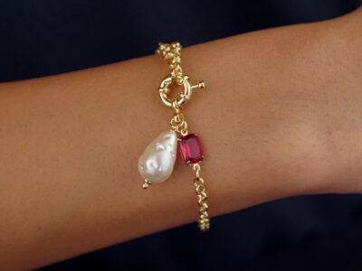 Pulseira com pedra rubi e pérola barroca banhado em ouro 18k