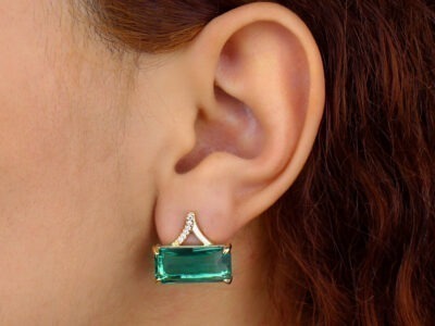 Brinco com pedra verde e zircônias banhado em ouro 18k