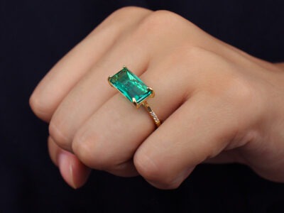 Anel luxo com pedra retangular verde banhado em ouro 18k