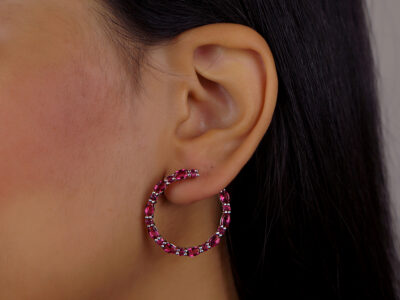 Brinco argola frontal de pedras rubi banhado em ouro branco