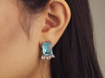 Brinco luxo com pedra retangular acqua banhado em ouro branco