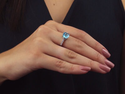 Anel luxo com pedra quadrada acqua e zircônias banhado em ouro branco