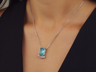 Colar luxo com pedra retangular acqua banhado em ouro branco