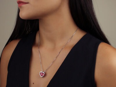 Conjunto colar e brinco de coração rubi banhado em ouro branco