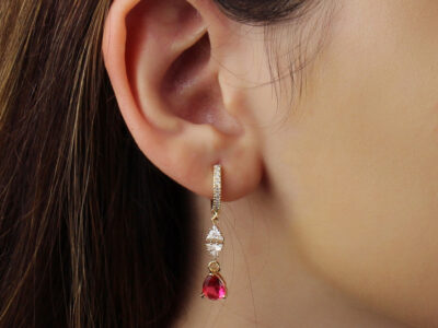 Argola cravejada em zircônias com gota rubi banhado em ouro 18k