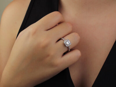 Anel solitário com pedra quadrada em zircônia banhado em ouro branco