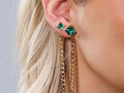 Brinco ear line com corrente e pedra verde banhado em ouro 18k