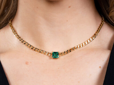 Colar choker elo grumet com pedra verde banhado em ouro 18k