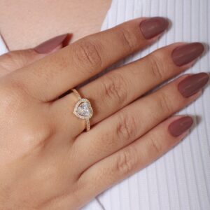 Anel solitário com zircônia coração e detalhes cravejados banhado em ouro 18k