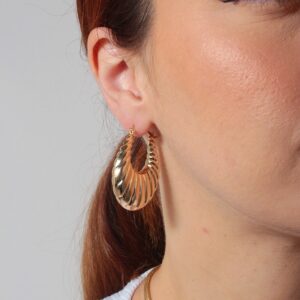 Argola estilosa croissant banhada em ouro 18k