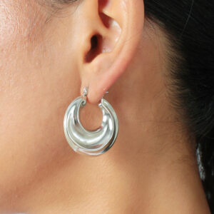 Brinco argola designer ondulado lisa banhada em ouro branco