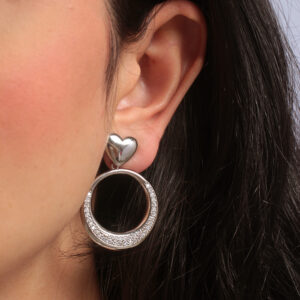 Brinco coração liso com circulo cravejado banhado em ouro branco