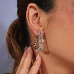 Argola de zircônias baguete cristal banhado em ouro branco