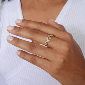 Anel design folhas cravejado e liso banhado em ouro 18k