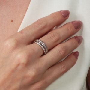 Anel dois fios cravejado e com navetes cristal banhado em ouro branco