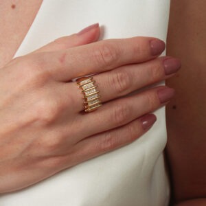 Anel design linear cravejado banhado em ouro 18k