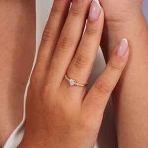 Anel solitário com zircônia de coração cristal detalhes cravejado banhado em ouro 18k