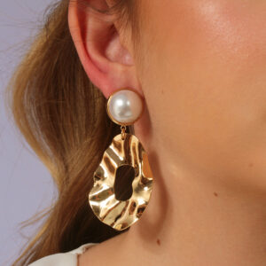 Brinco base de pérola e chapa martelada banhado em ouro 18k