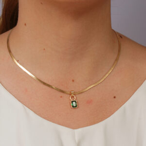Colar fita com pingente retangular verde esmeralda banhado em ouro 18k