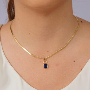 Colar fita  com pingente retangular azul safira banhado em ouro 18k