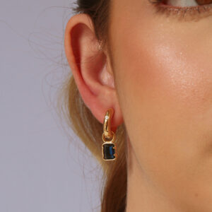 Argolinha média com pingente azul safira banhado em ouro 18k