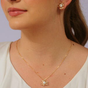 Conjunto colar e brinco aro entrelaçado com pérola no meio detalhes em zircônia banhado no ouro 18k