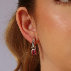 Argolinha média com pingente retangular rubi banhado em ouro branco