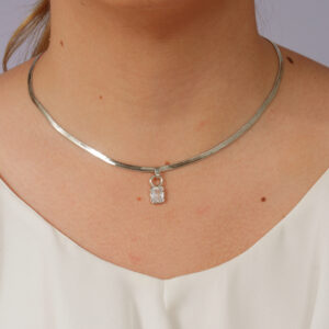 Colar fita com pingente retangular cristal banhado em ouro branco