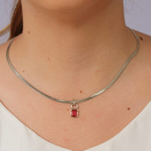 Colar fita  com pingente retangular rubi banhado em ouro branco