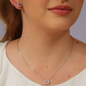 Conjunto colar e brinco inteiro cravejado de zircônias rubi com cristal banhado em ouro branco