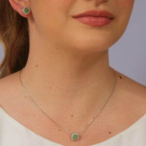 Conjunto colar e brinco inteiro cravejado de zircônias verde com cristal banhado em ouro branco