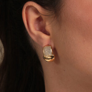 Brinco meia argola cravejada e lisa banhada em ouro 18k