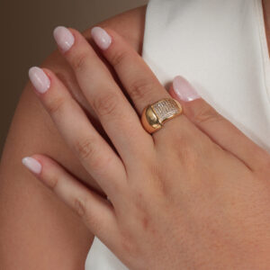 Anel com design de seta cravejado banhado em ouro 18k