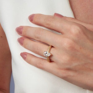 Anel solitário com zircônia gota cristal banhado em ouro 18k