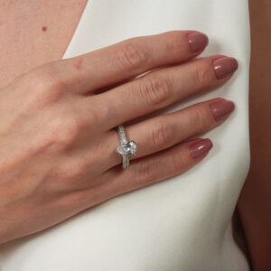 Anel cravejado com zircônia gota cristal banhado em ouro branco