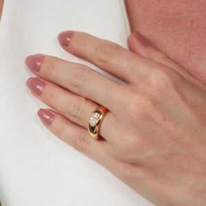 Anel abaulado com navetes cristais banhado em ouro 18k