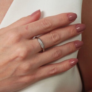 Anel com relevo de pavê cravejado banhado em ouro branco