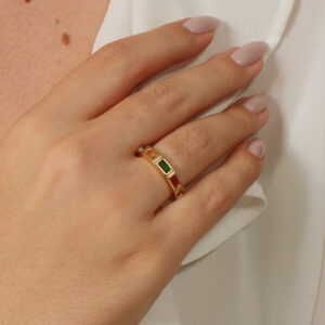 Anel design rainbow baguete banhado em ouro 18k