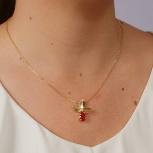 Colar pingente meia flor com zircônia rubi banhado em ouro 18k