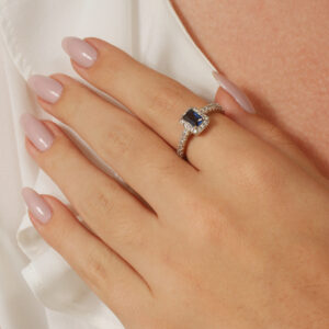 Anel solitário cravejado com zircônia retangular na azul safira banhado em ouro branco