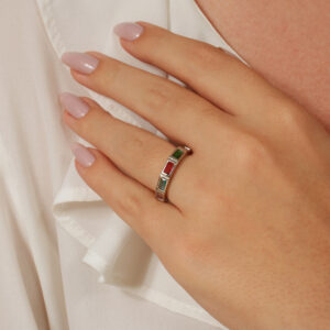 Anel design rainbow baguete banhado em ouro branco