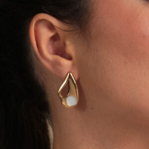 Brinco gota orgânica com resina marrom e branca banhado em ouro 18k