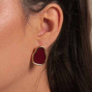 Brinco formato pêra orgânica com resina marsala banhado em ouro 18k